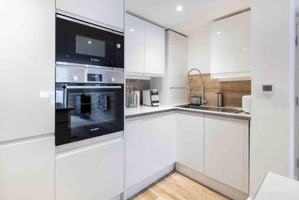 Luxury 2 Bedroom With Private Terrace & Parking - Wanstead, Escape In