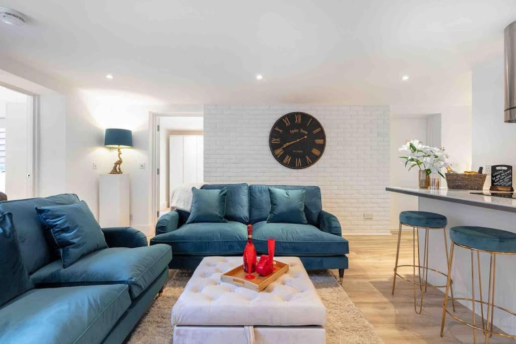 Apartment Luxury 2 Bedroom With Private Terrace & Parking - Wanstead, Escape In
