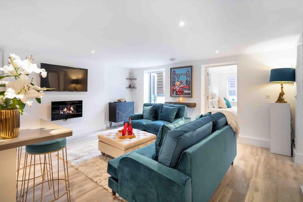 Luxury 2 Bedroom With Private Terrace & Parking - Wanstead, Escape In *
