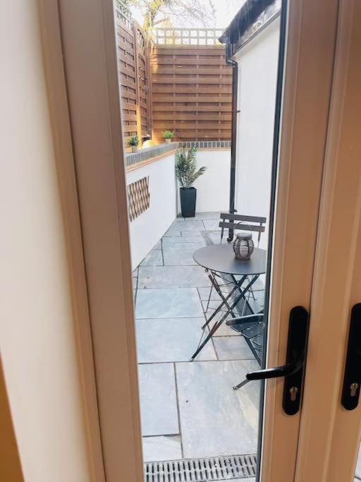 Luxury 2 Bedroom With Private Terrace & Parking - Wanstead, Escape In * London