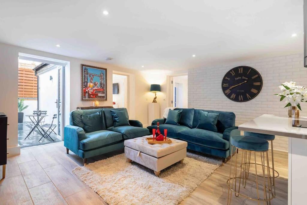 Luxury 2 Bedroom With Private Terrace & Parking - Wanstead, Escape In London