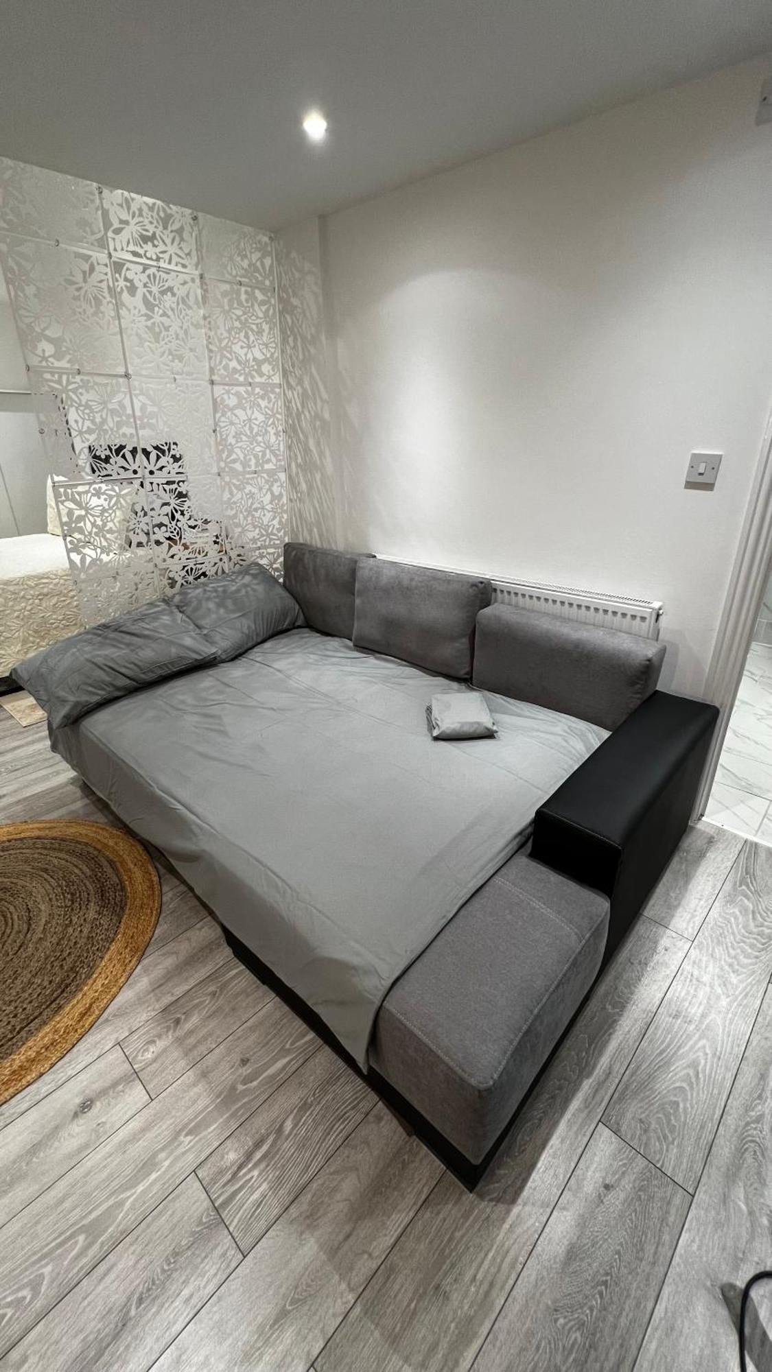 Apartment Charming Bedroom Flat London