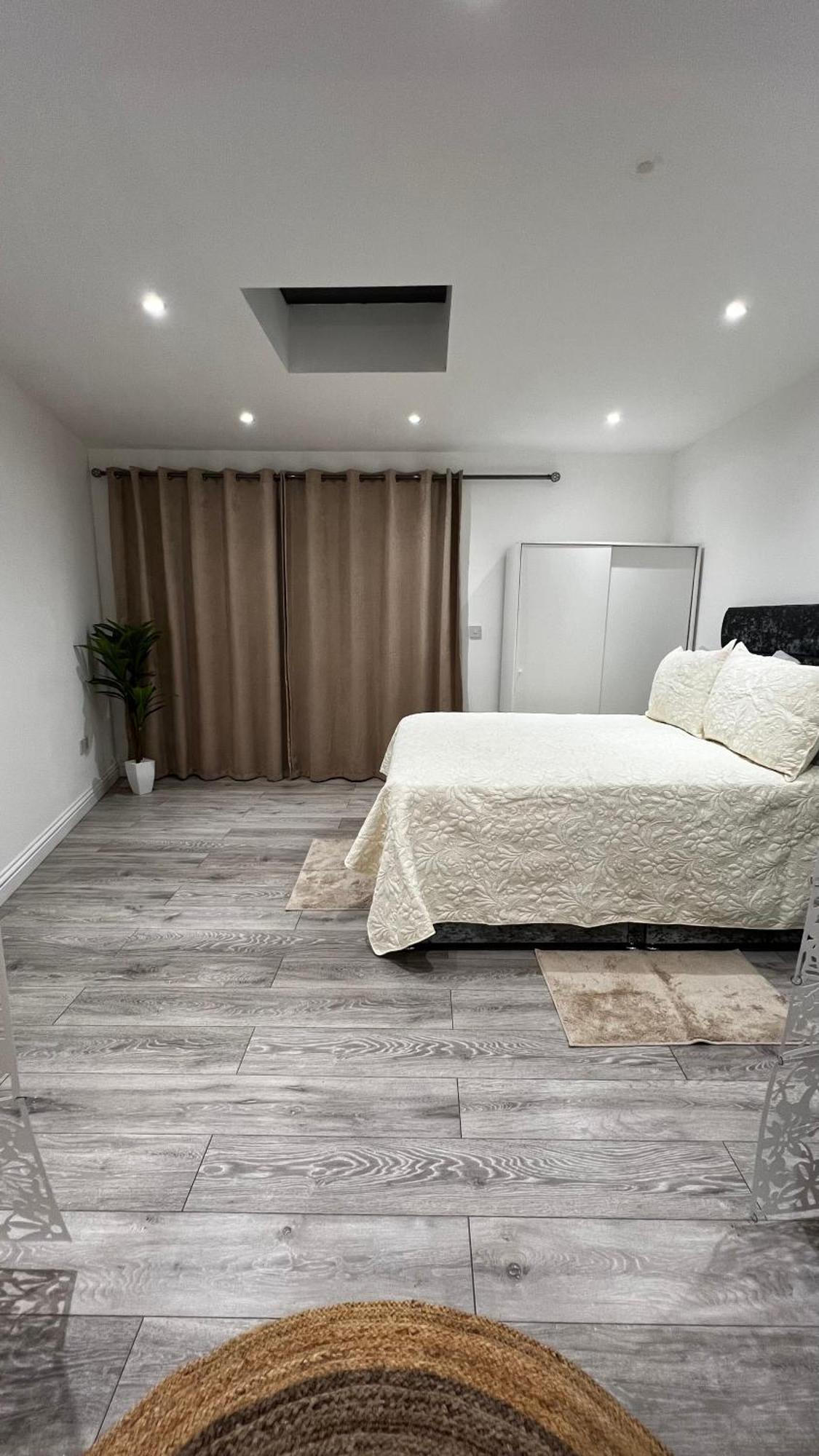 Apartment Charming Bedroom Flat