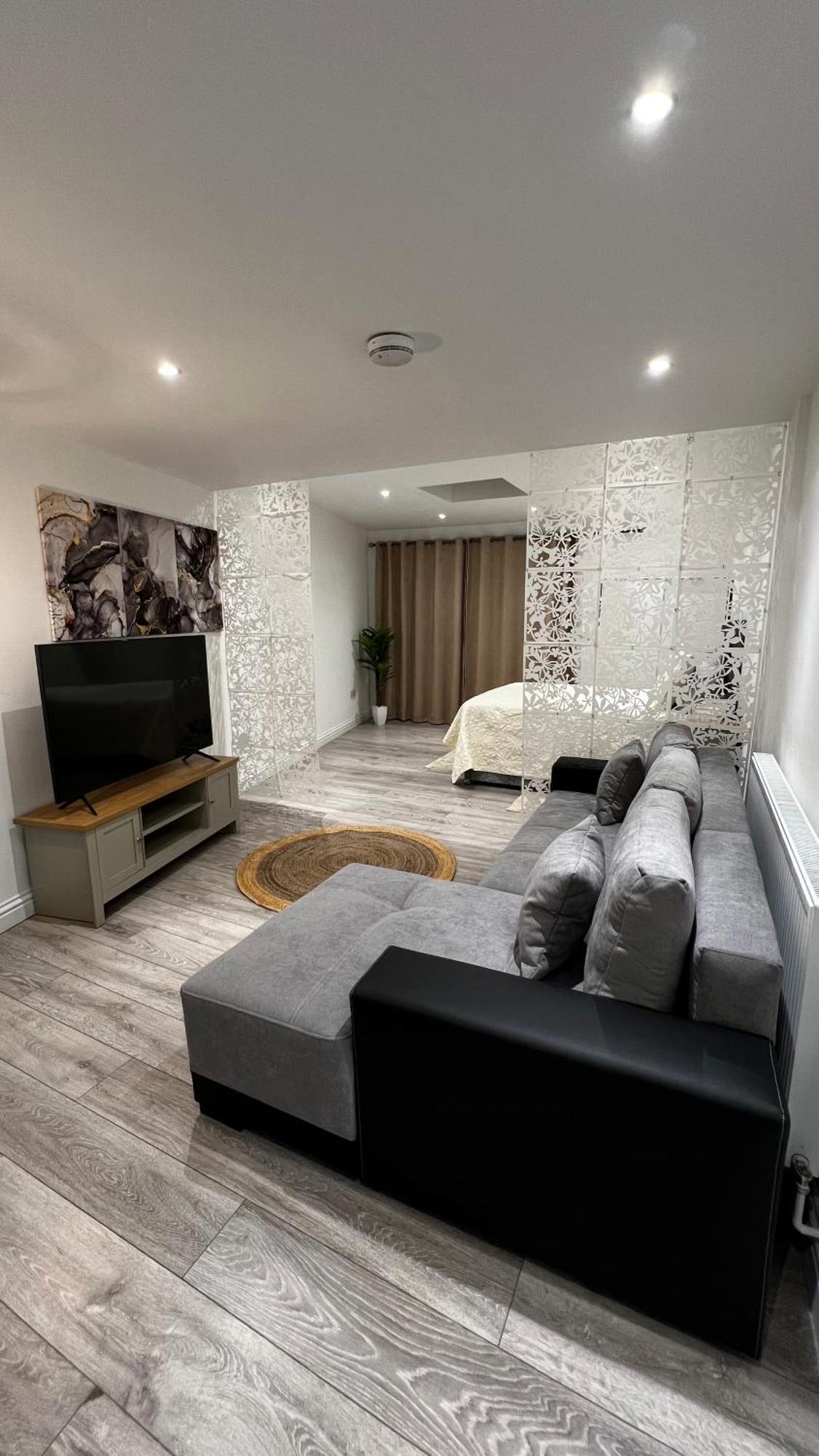 Charming Bedroom Flat Apartment *