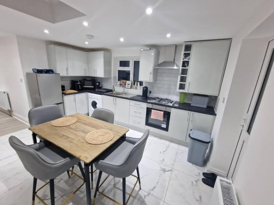 Modern Flat On Lea Bridge Road.