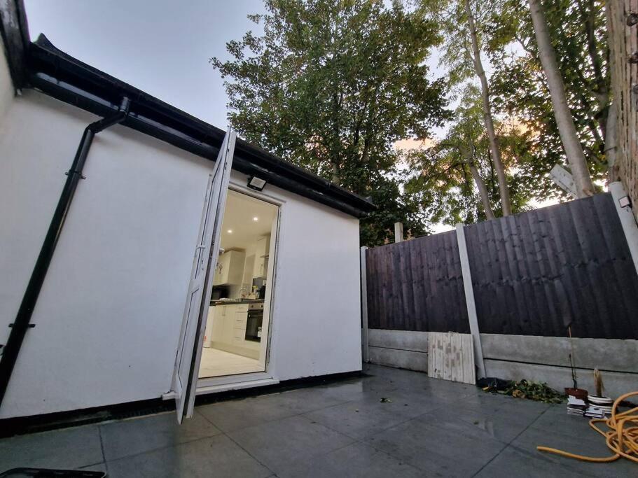 Modern Flat On Lea Bridge Road. Apartment London