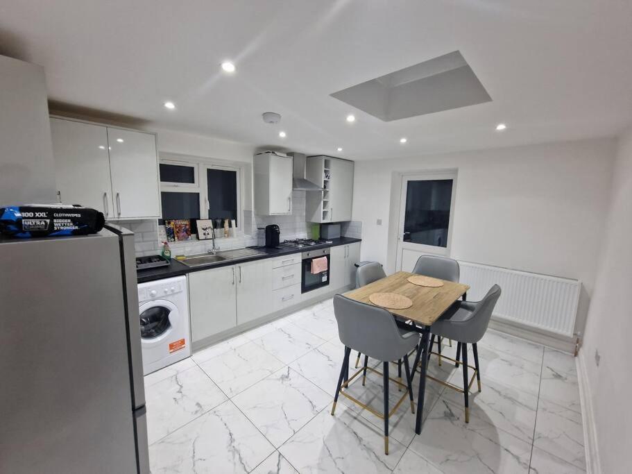 Modern Flat On Lea Bridge Road. Apartment