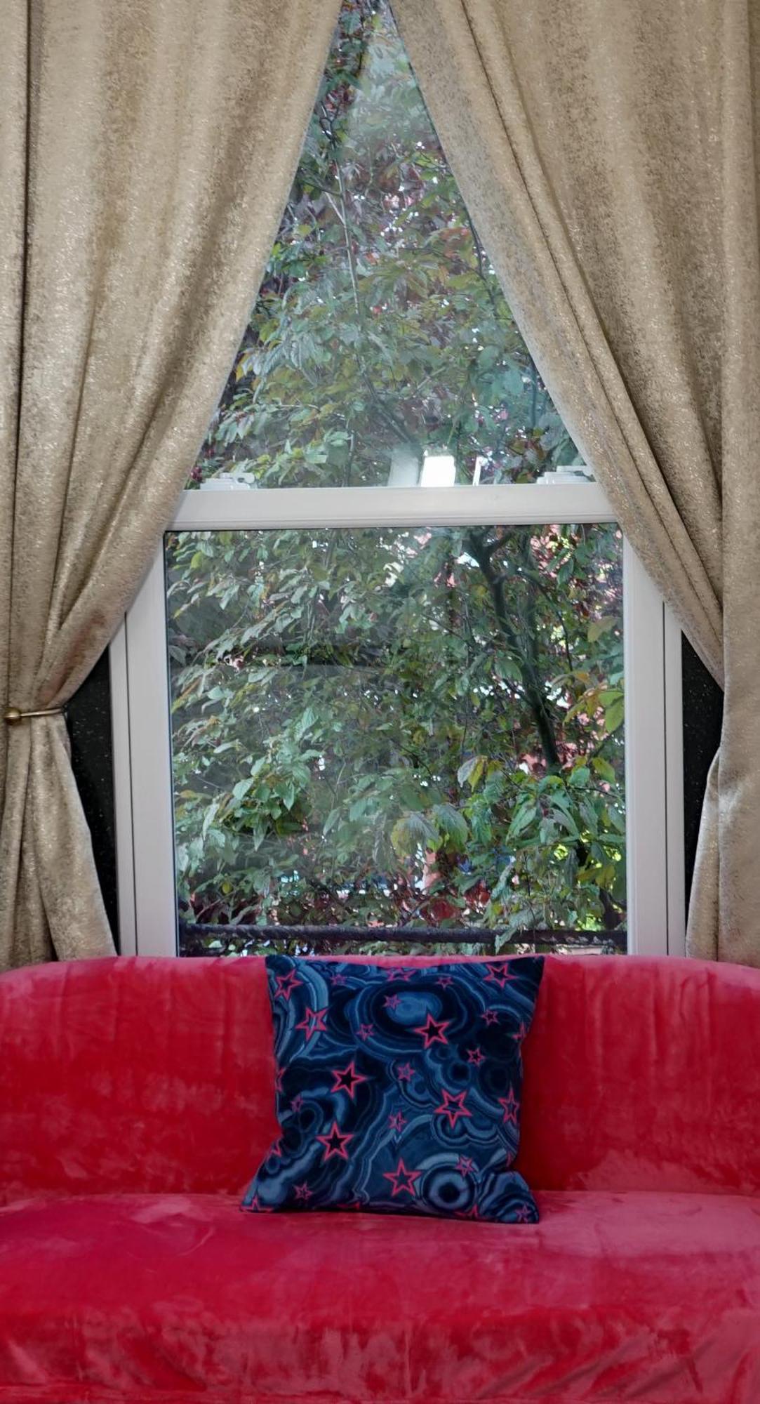 Beautiful Sleeps 6, 2 Minutes To Metro Apartment