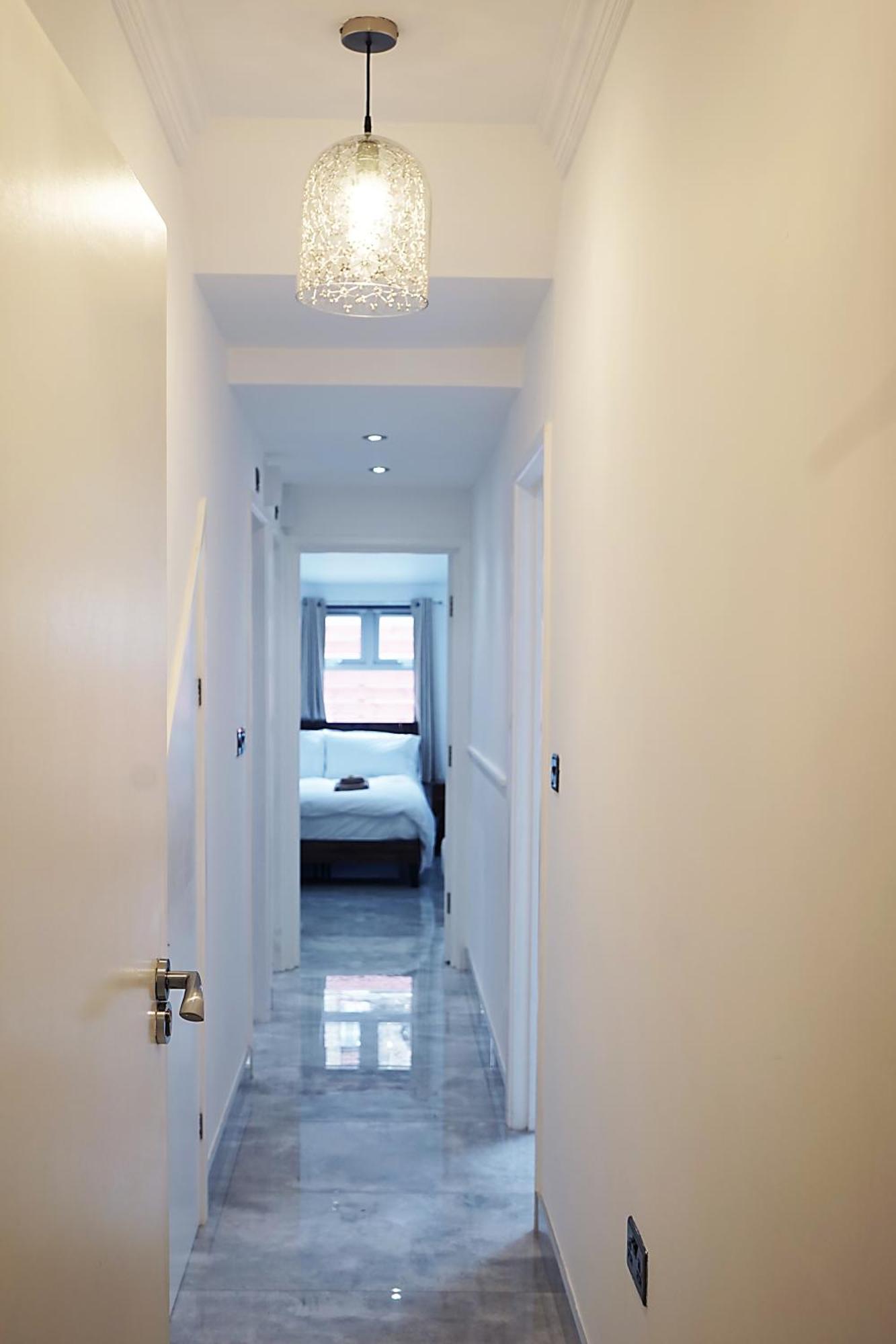 Holiday home Luxury House Sleeps 13, 2 Minutes To Metro *