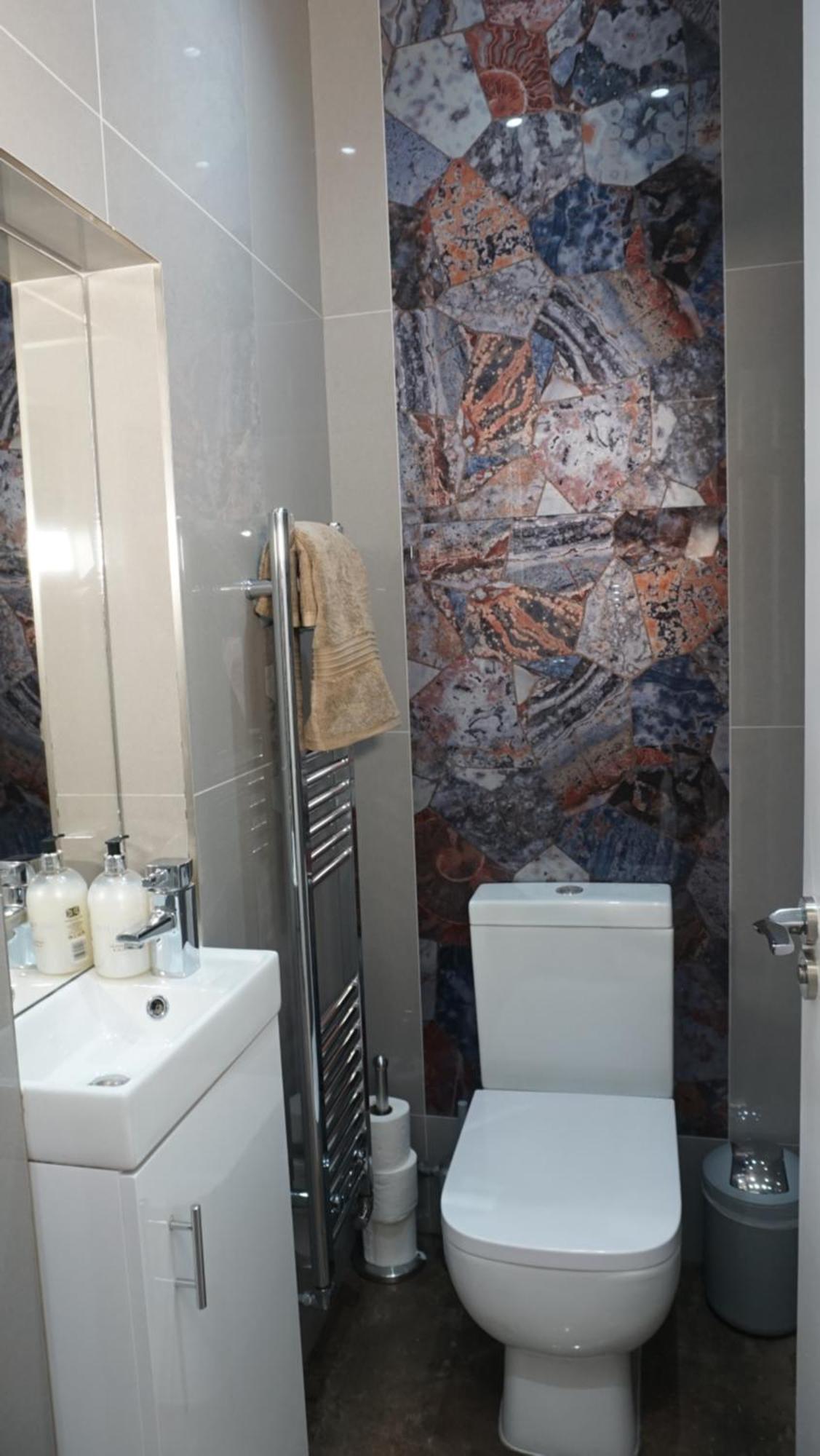 Luxury House Sleeps 13, 2 Minutes To Metro Holiday home *