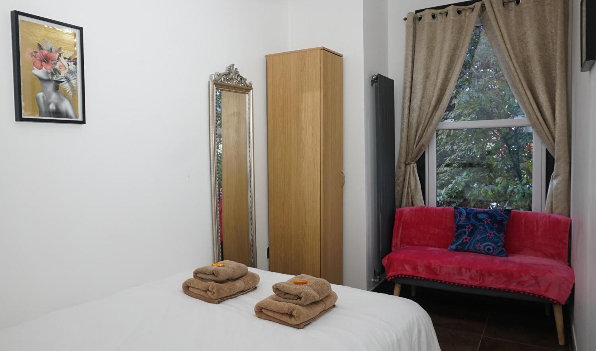Holiday home Luxury House Sleeps 13, 2 Minutes To Metro