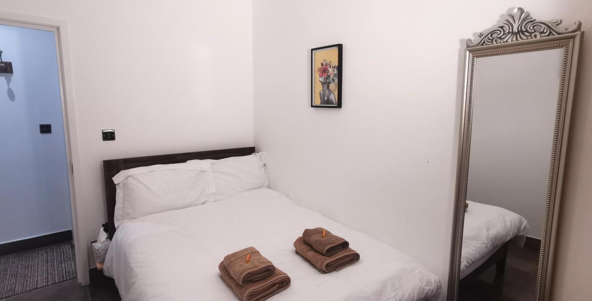 Luxury House Sleeps 13, 2 Minutes To Metro Holiday home *