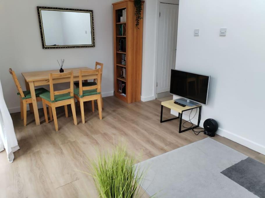 Cosy Near E1 Ferienhaus London