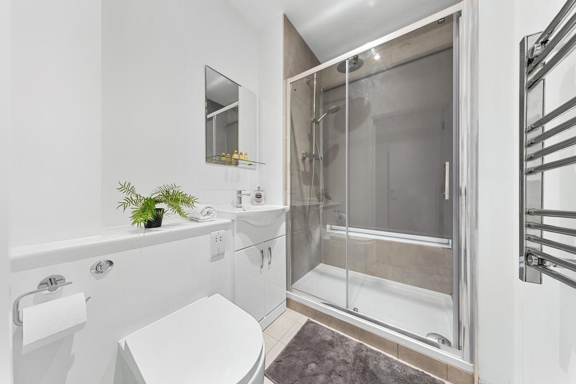 Apartment Modern One Bedroom Flat - Near Heathrow, Windsor Castle, Thorpe Park - Staines Tw18