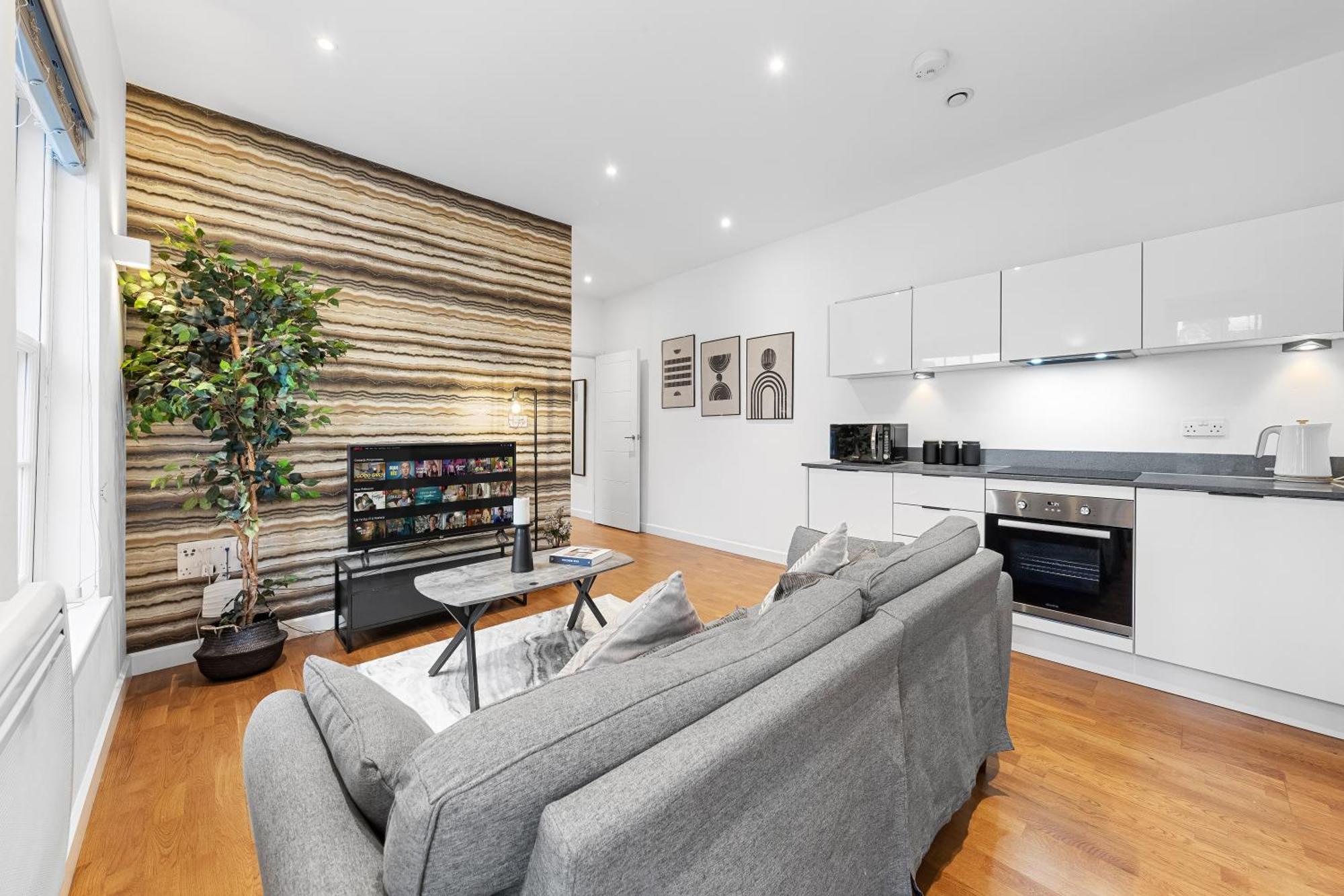 Modern One Bedroom Flat - Near Heathrow, Windsor Castle, Thorpe Park - Staines Tw18 *
