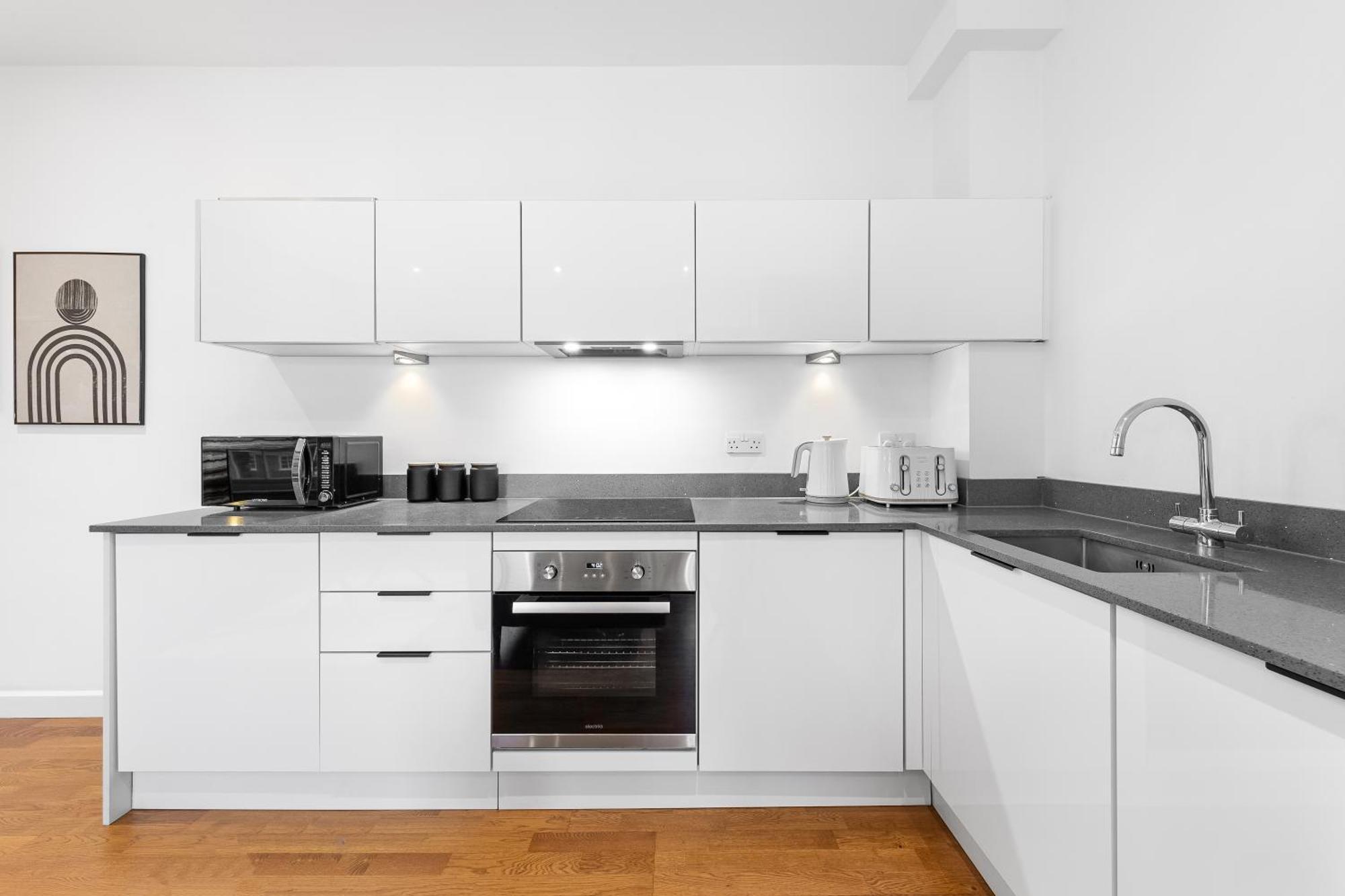 Modern One Bedroom Flat - Near Heathrow, Windsor Castle, Thorpe Park - Staines Tw18 *