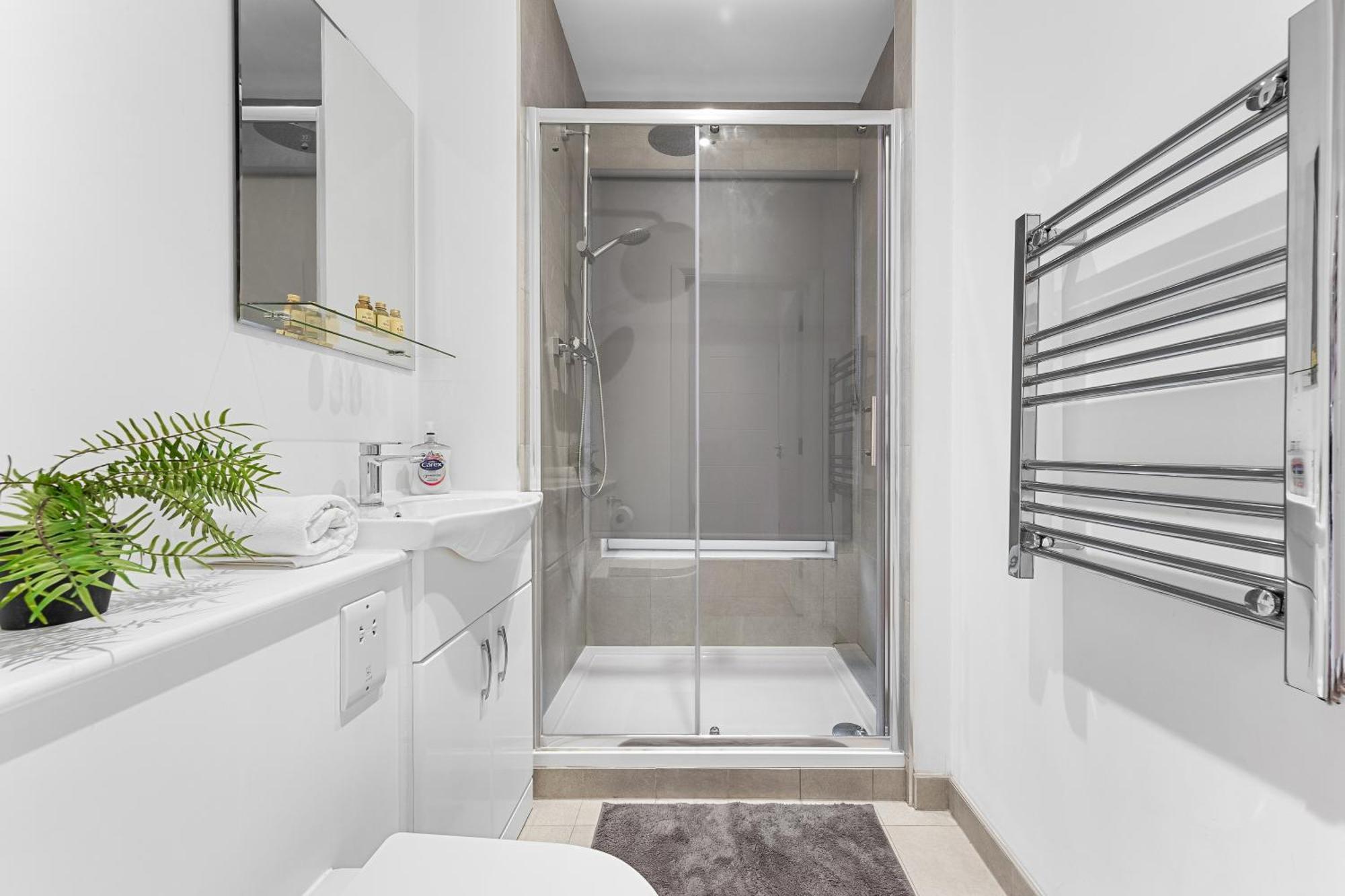 Modern One Bedroom Flat - Near Heathrow, Windsor Castle, Thorpe Park - Staines Tw18