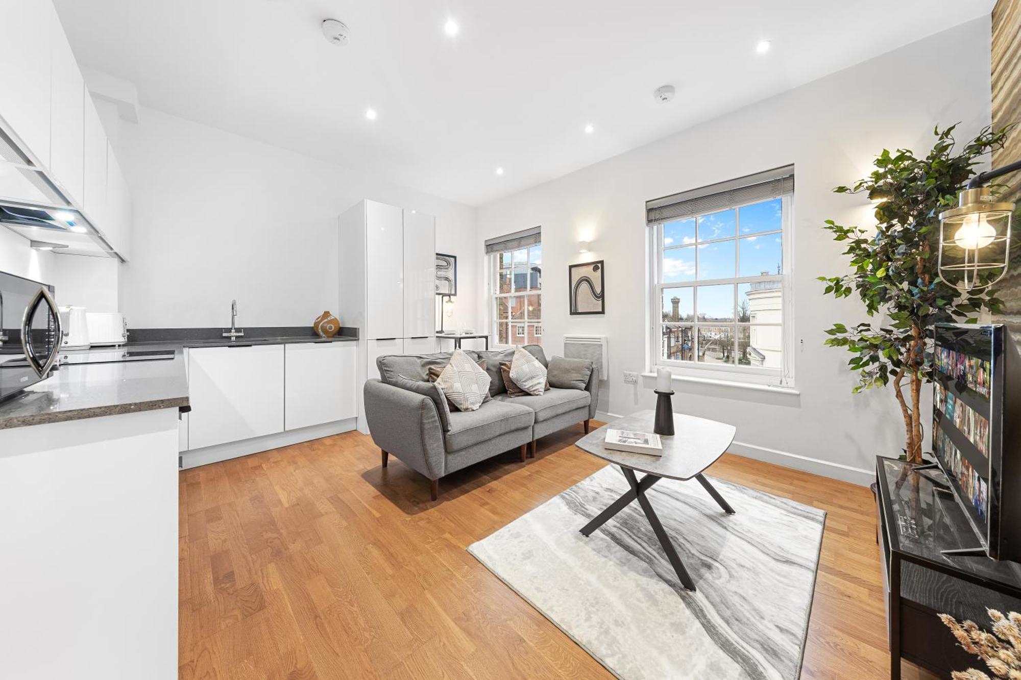 Modern One Bedroom Flat - Near Heathrow, Windsor Castle, Thorpe Park - Staines Tw18 Apartment *