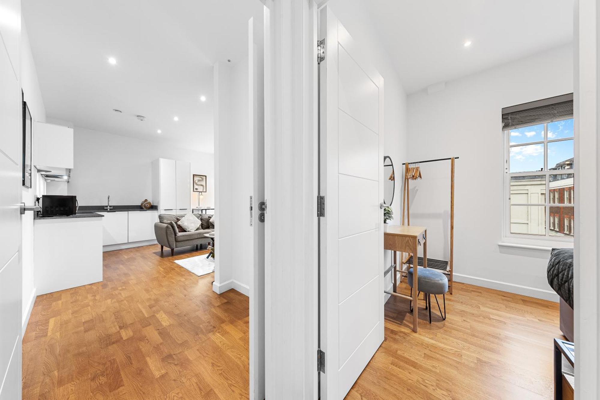 Apartment Modern One Bedroom Flat - Near Heathrow, Windsor Castle, Thorpe Park - Staines Tw18