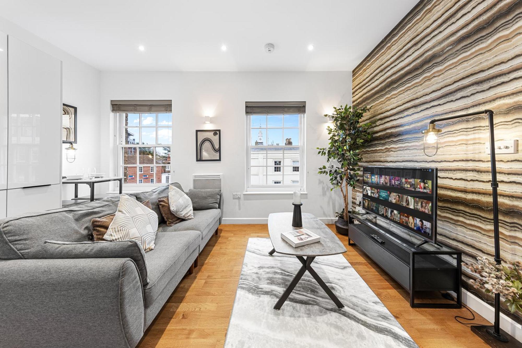 Modern One Bedroom Flat - Near Heathrow, Windsor Castle, Thorpe Park - Staines Tw18 London