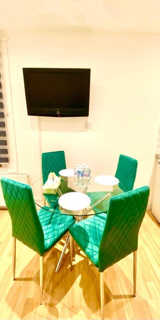 One Bedroom Queen's Park In Apartment London