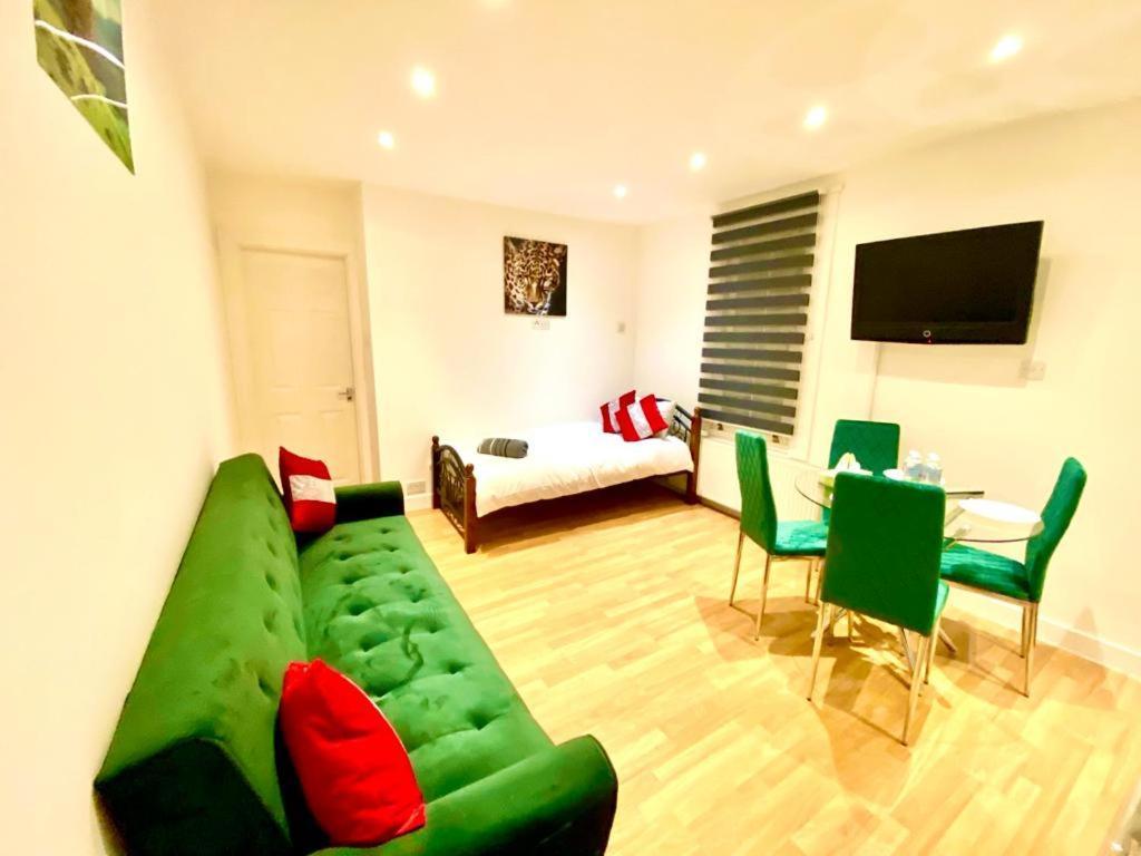 Apartment One Bedroom Queen's Park In *