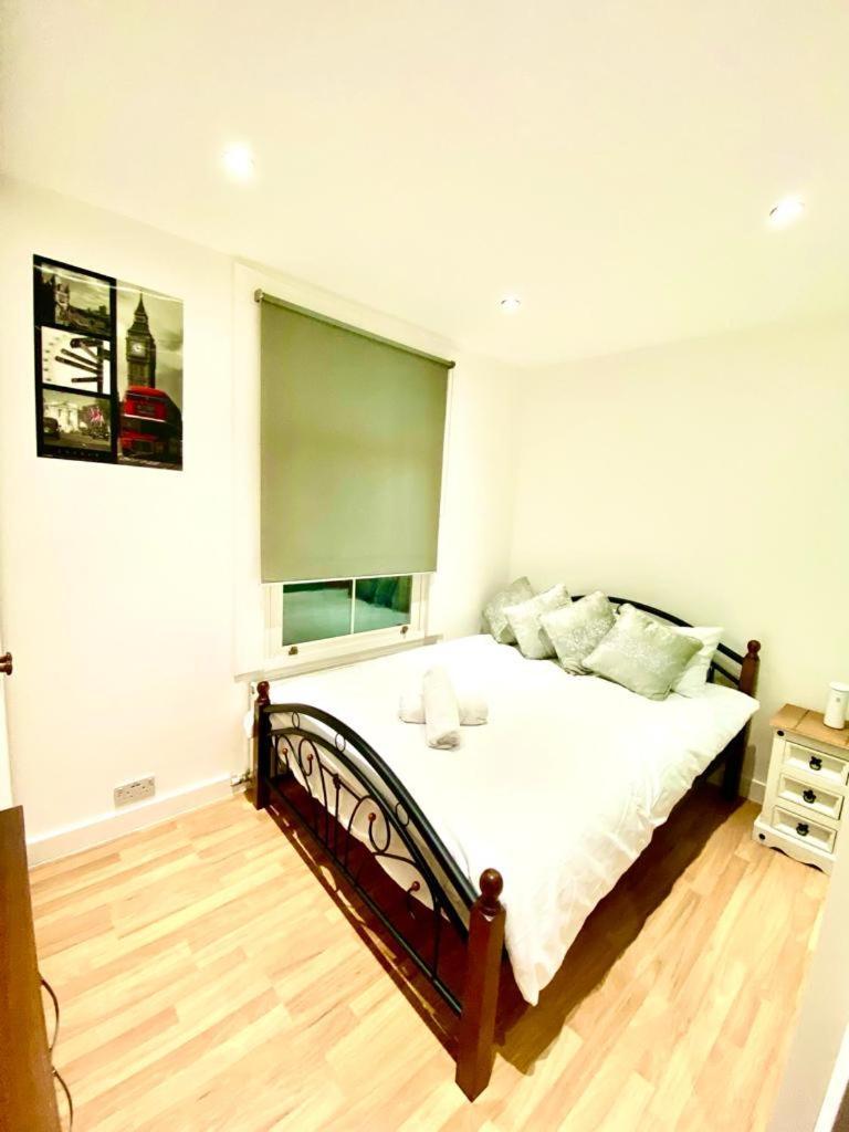 One Bedroom Queen's Park In