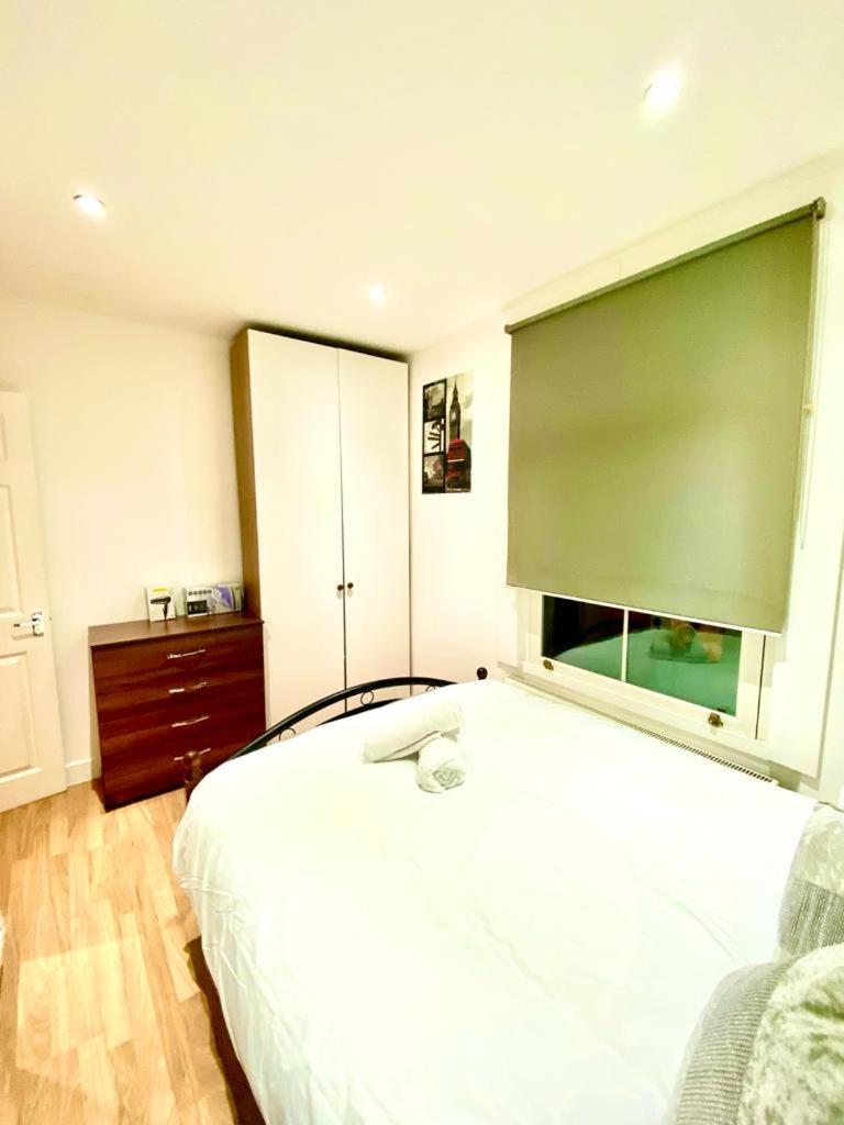 One Bedroom Queen's Park In Apartment