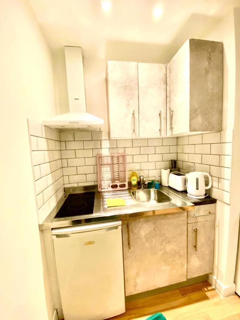 One Bedroom Queen's Park In Apartment *