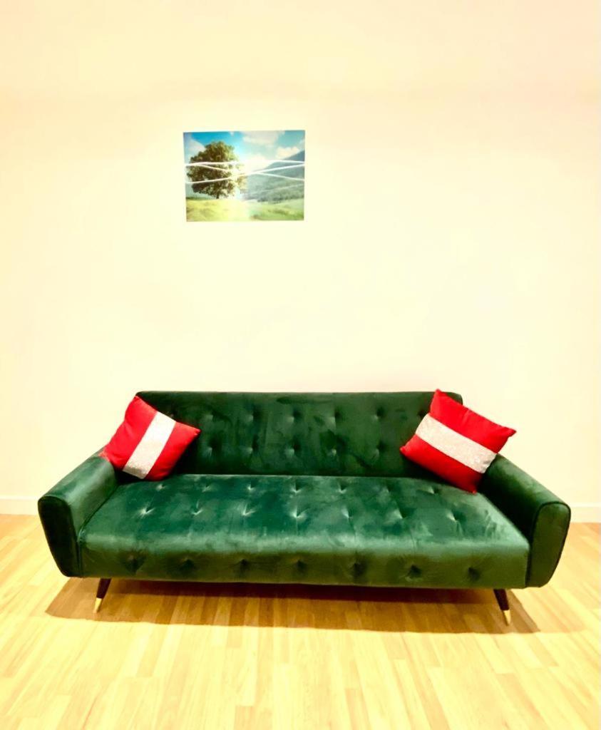 One Bedroom Queen's Park In Apartment London