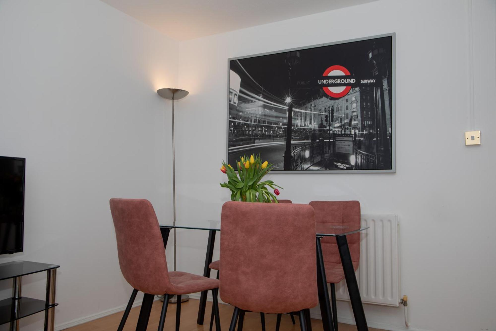 Leilighet Bright And Spacious One Bedroom Apparment, Free Parking