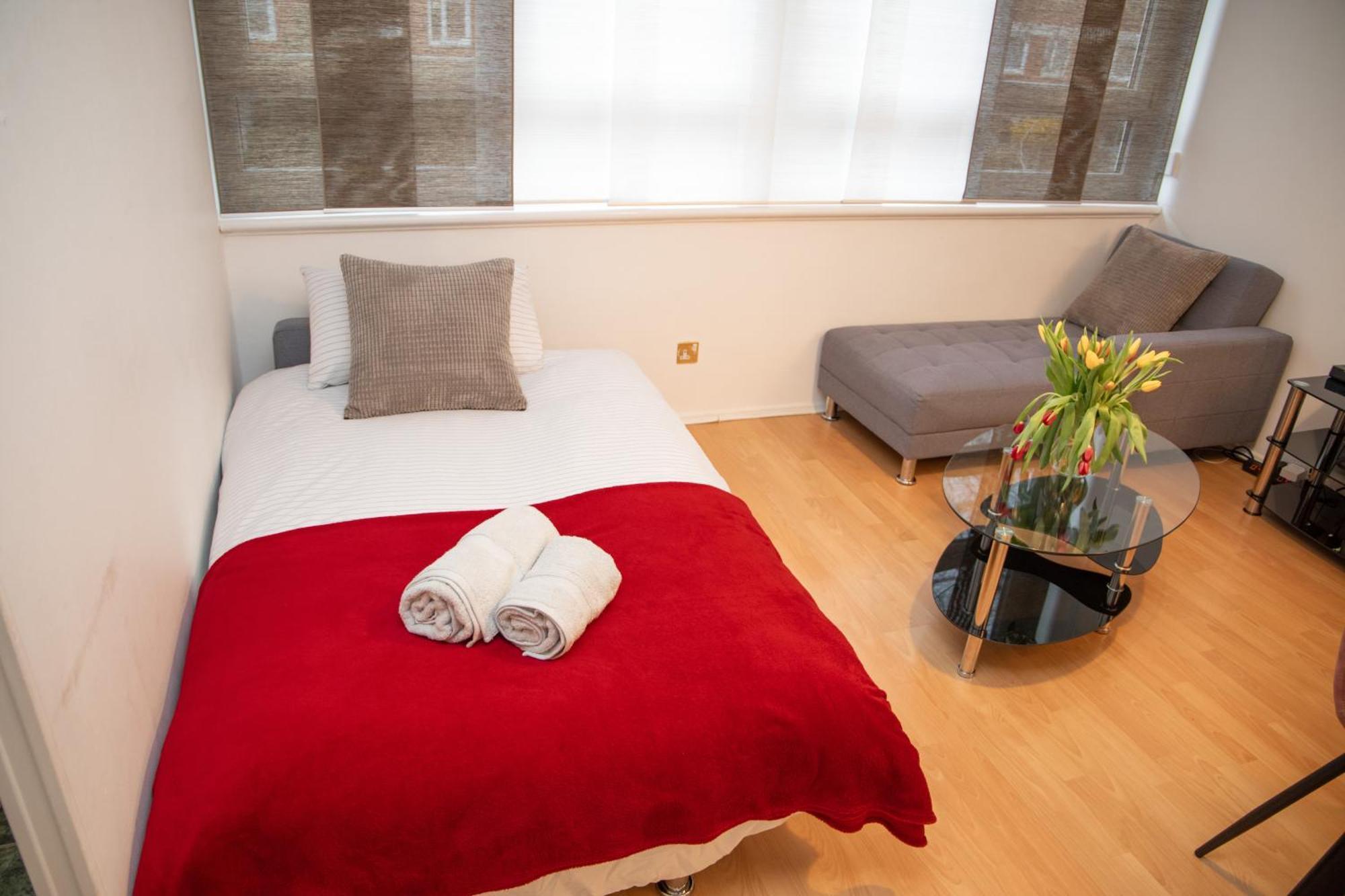 Leilighet Bright And Spacious One Bedroom Apparment, Free Parking *