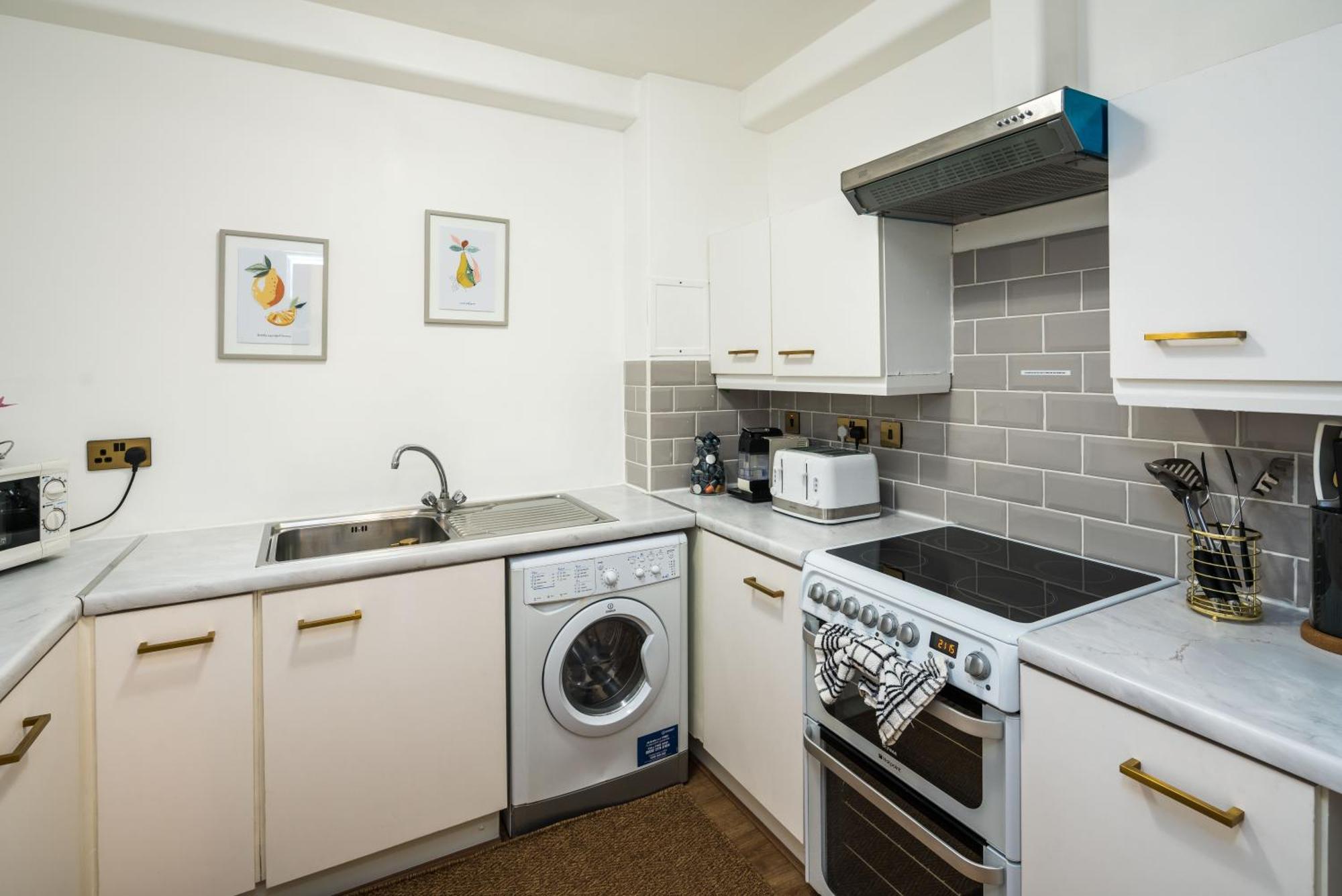 Charming Spacious 2br Flat Near Station Parking Apartment *