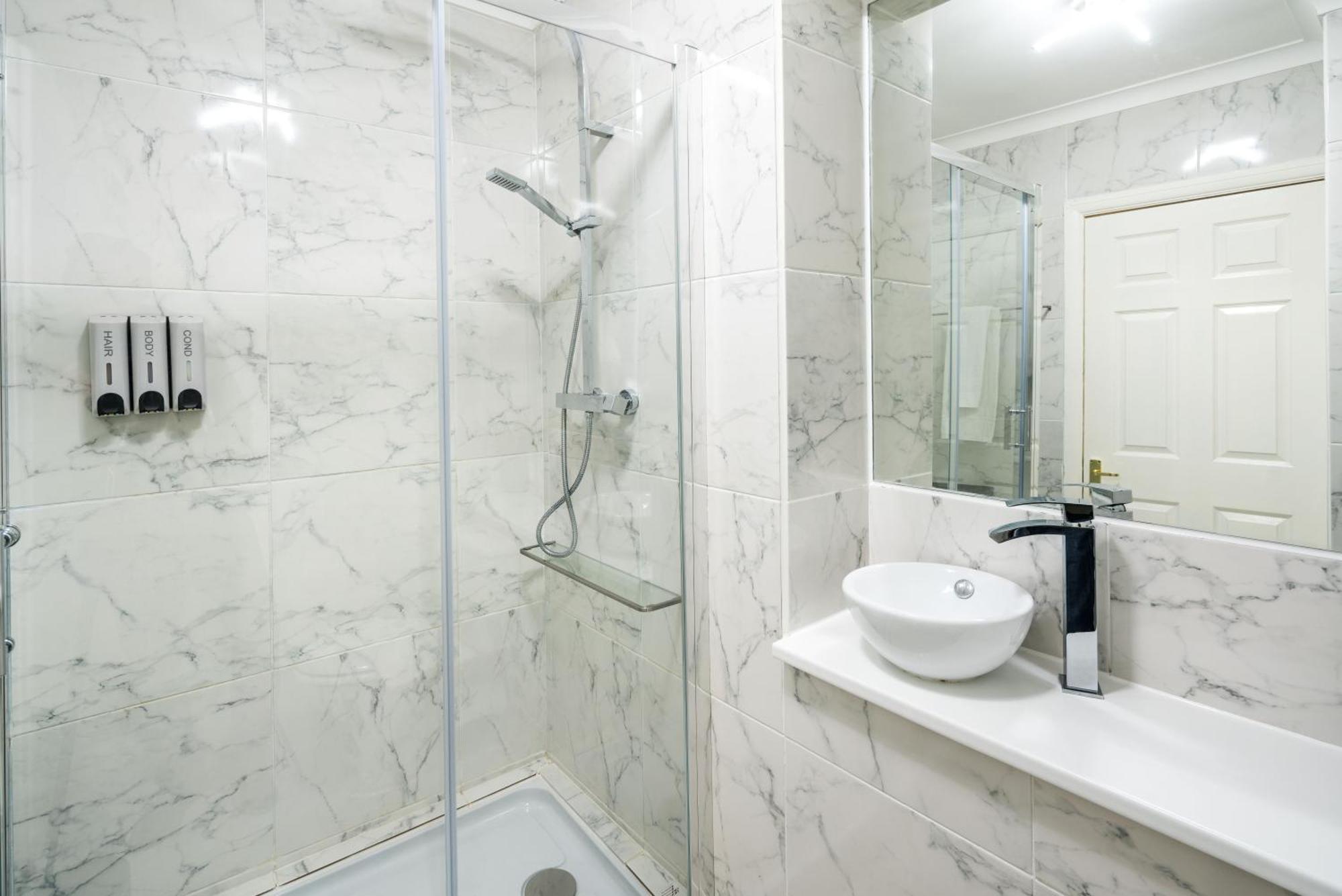 Charming Spacious 2br Flat Near Station Parking London