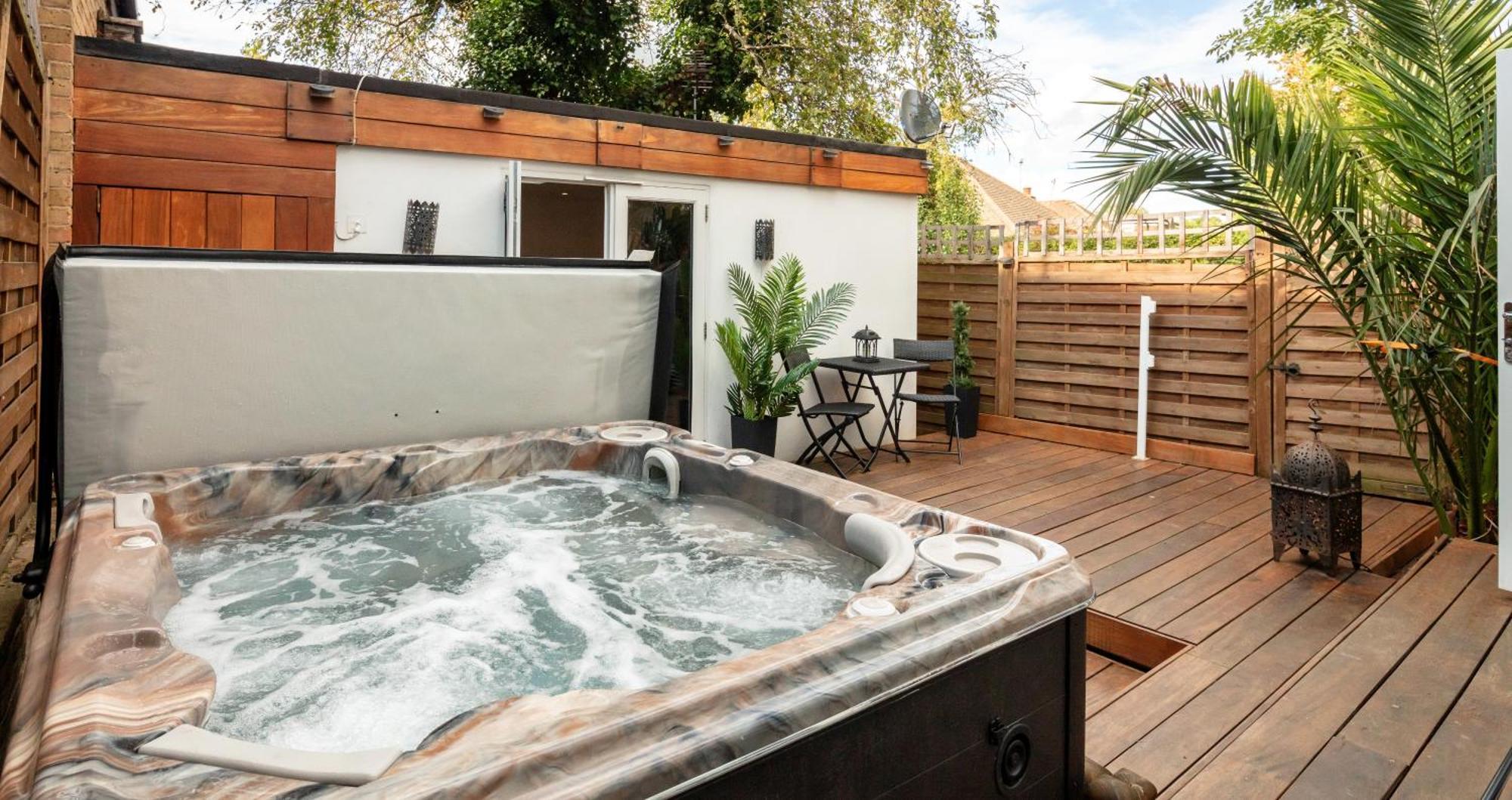 Stunning 4 Bedroom, 3 Bathroom House With Private Hottub & Gym - Escape London, In Lonon