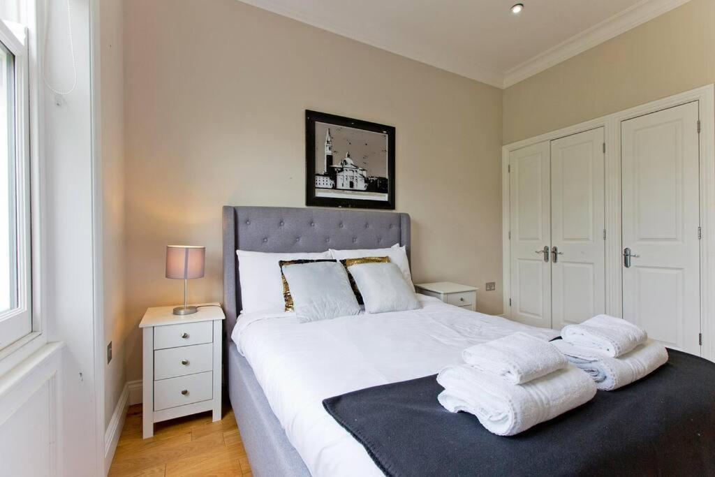 F7 Large 2bed Kensington Leilighet *