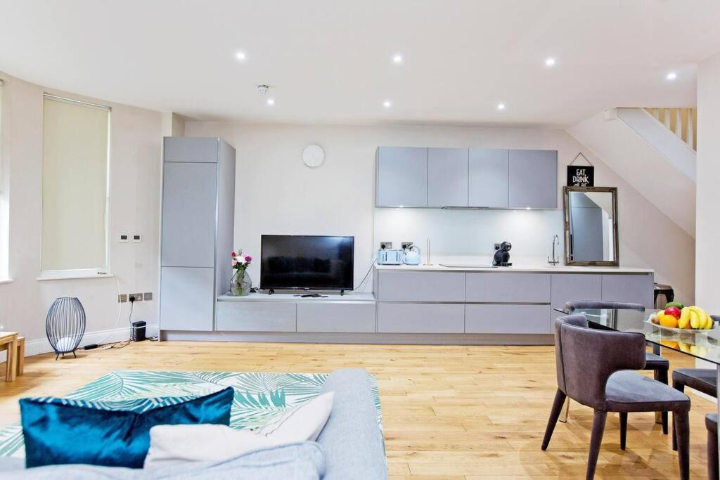 F1 Outstanding 1 Bed Duplex Leilighet