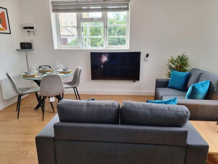 2 Bedroom Near Station Apartment