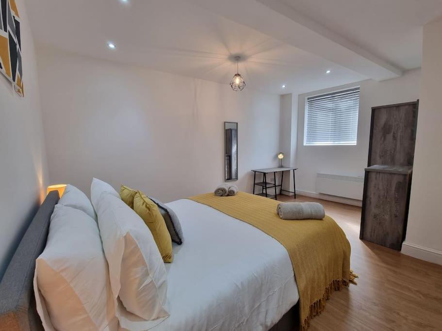 2 Bedroom Near Station Apartment *