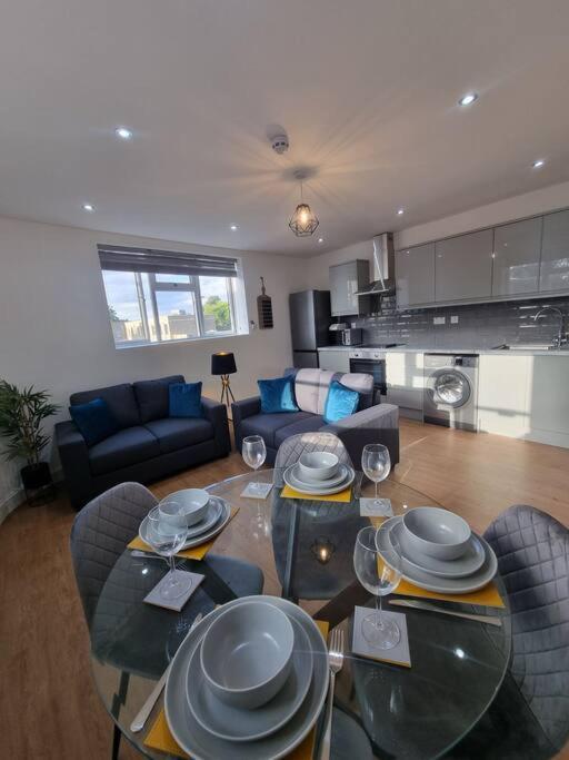 Apartment 2 Bedroom Near Station London