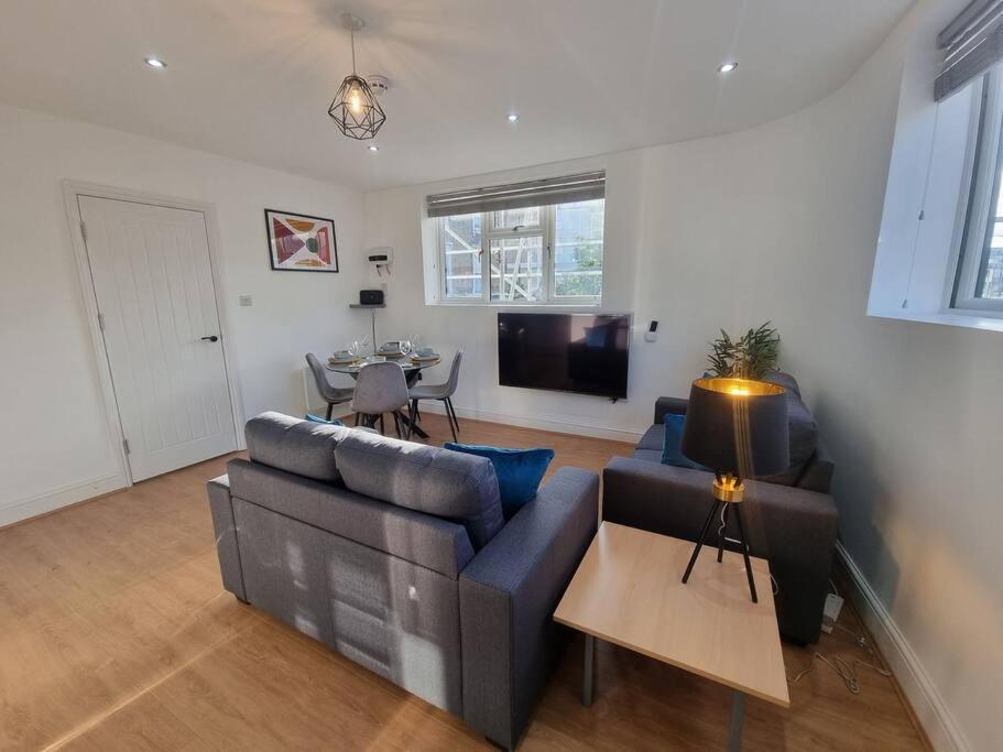 Apartment 2 Bedroom Near Station London