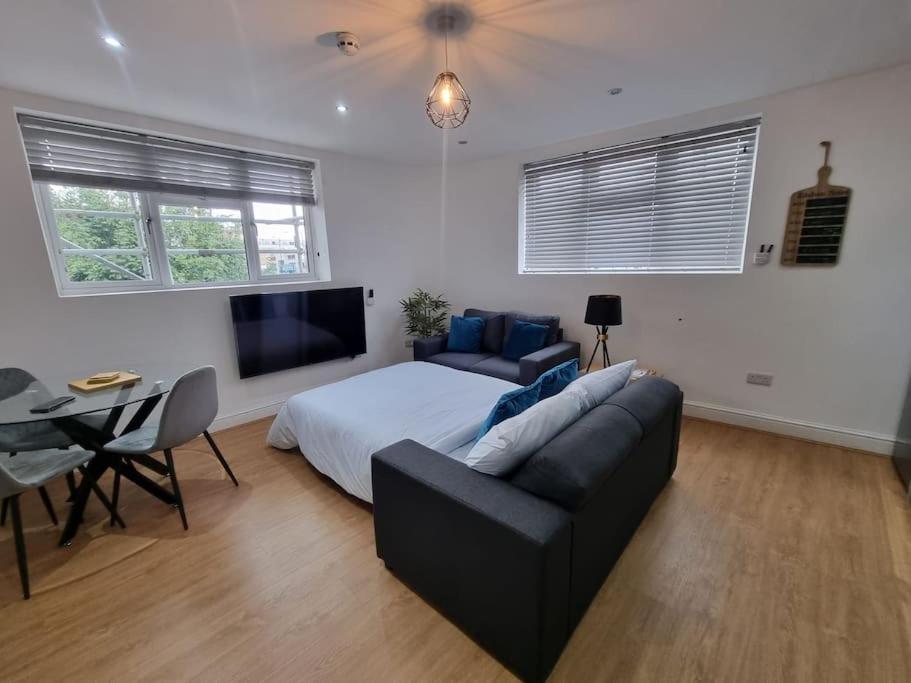 2 Bedroom Near Station *