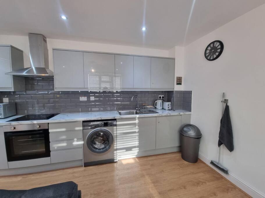 2 Bedroom Near Station
