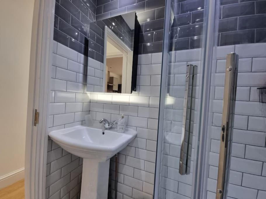 2 Bedroom Near Station London