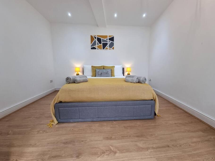 Apartment 2 Bedroom Near Station London