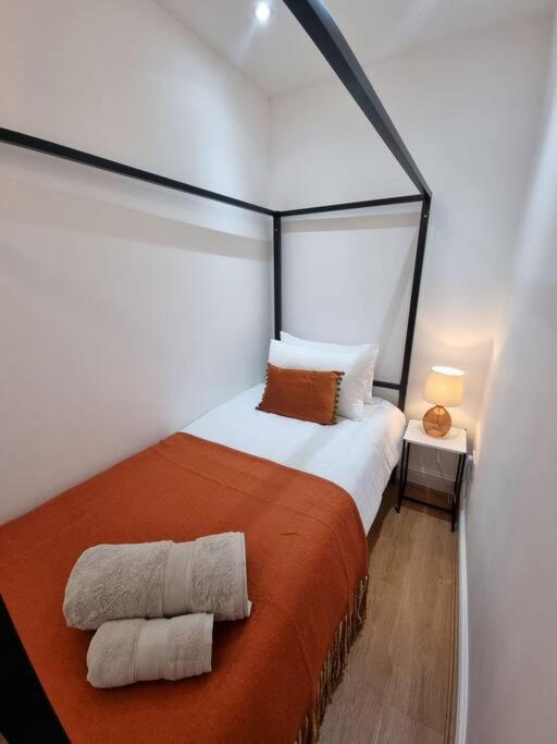 2 Bedroom Near Station London