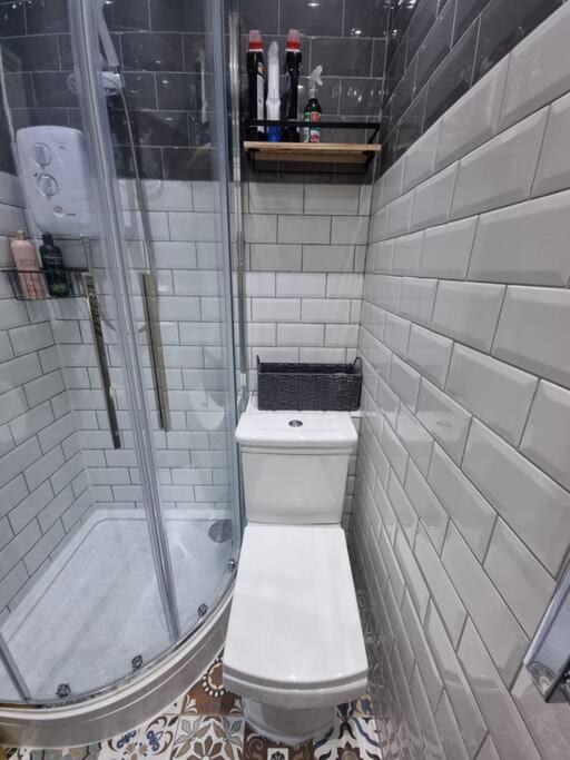 2 Bedroom Near Station Apartment *