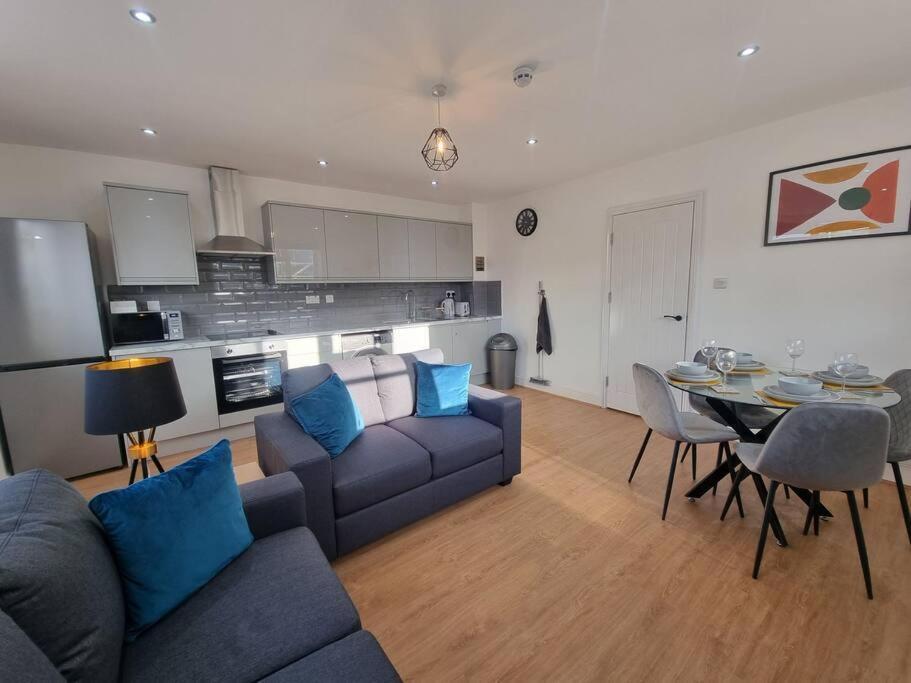 2 Bedroom Near Station *