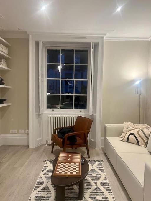 New Flat In Holland Park Apartment *