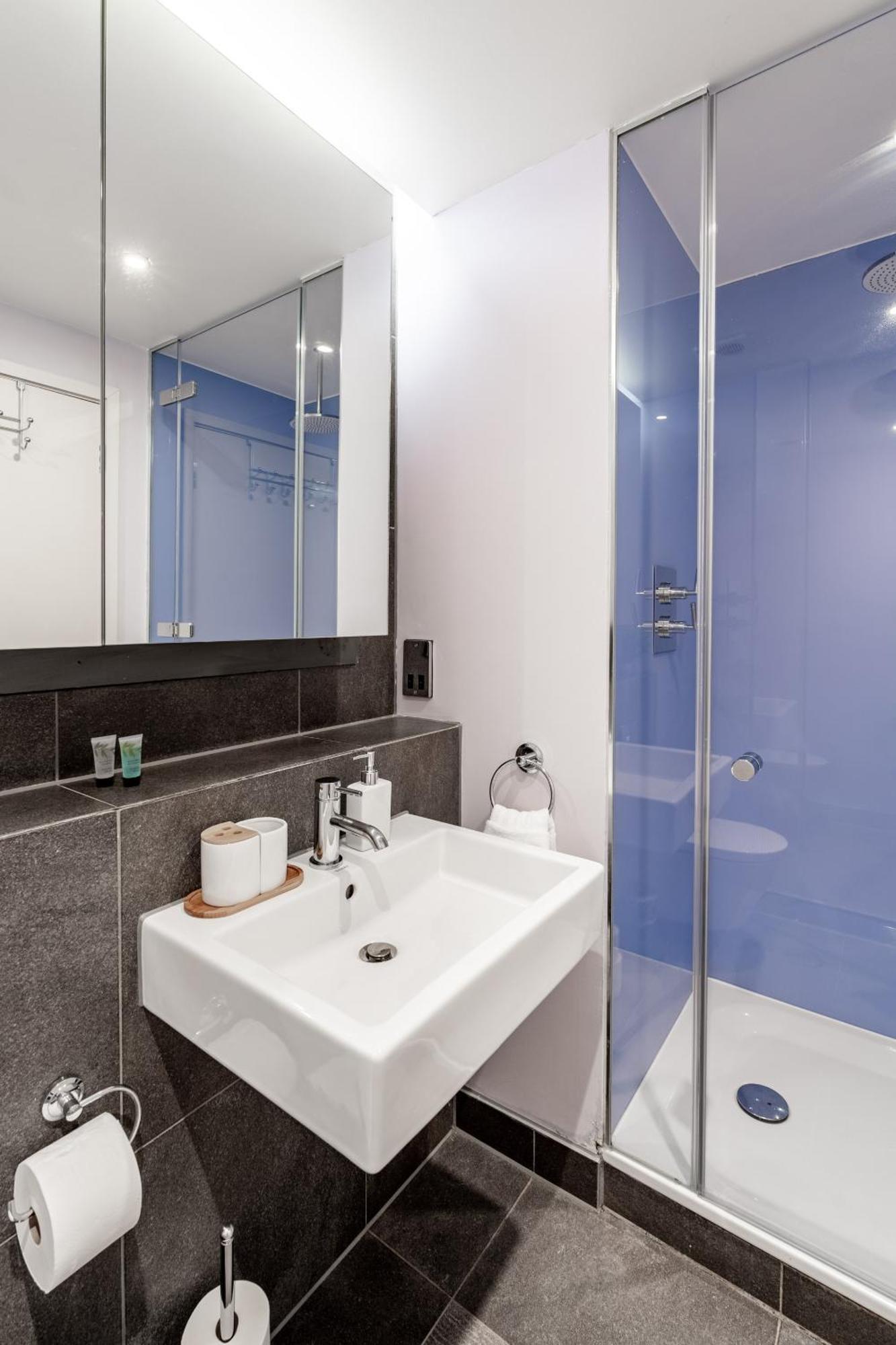 King Beds With En-suite, Private Balcony And Elevator By Iconic Portobello Market